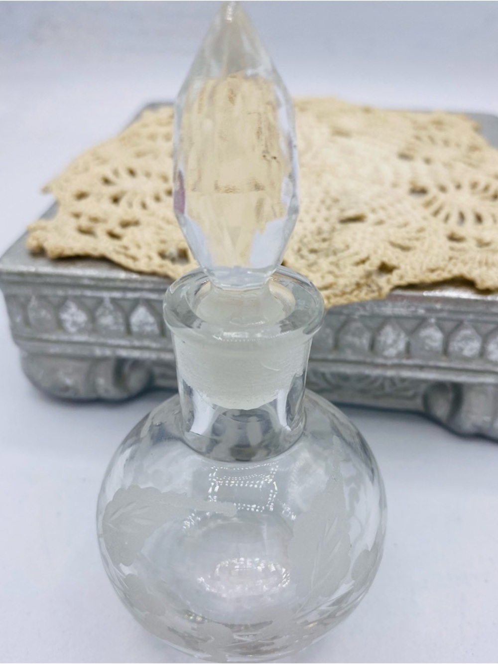 Vintage Clear Etched Frosted Glass Floral Design Perfume Bottle /Faceted Stopoer